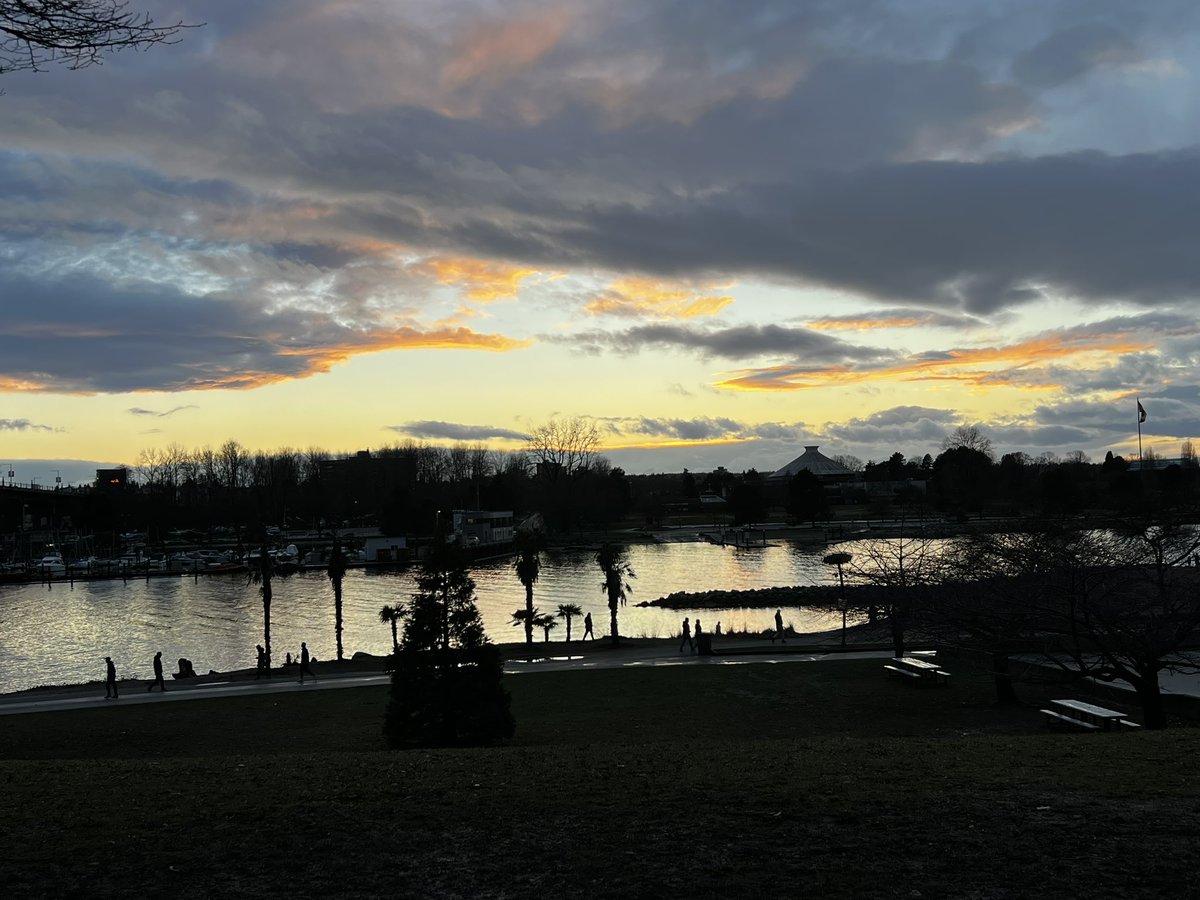 Mrsgnolongerd's tweet image. Sunset walking home from work ♥️ #Vancouver #BestSunset
