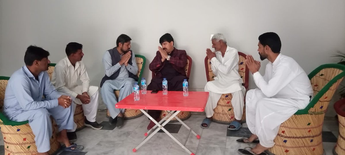 TeamMunwarWasan's tweet photo. خیرپور :۔ 
پاکستان پیپلزپارٹی رکن سندھ اسیمبلی
 منور علی وسان صاحب
 محمد زبیر وسان کی خیرپور رہائشگاہ پہنچ کر ان  سے ان کی اہلیہ کے انتقال پر دعاء تعزیت کی اور ان سے گہرے دکھ کا اظہار افسوس کیا اللہ پاک مرحومہ کو جنت الفردوس میں اعلیٰ مقام عطا فرمائے آمین!

@Munwar_Wassan1 https://t.co/O1jKcfoo92