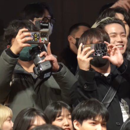 love how the staff film jeongwoo with their own phones 🥹
