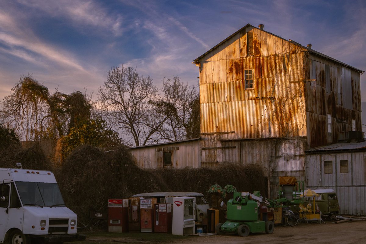 Got this great shot of that amazing old building behind @theluckrabdtown this past Saturday. The sun was hitting it just right, and I was in love!

#oldbuilding #oldbuildingsarecool #rusty #rustymetal #hattiesburg #hattiesburgms #downtownhattiesburg #theluckyrabbit