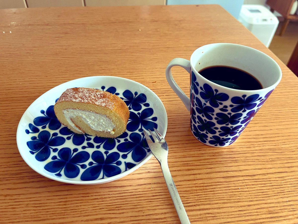 今日のフィーカはセブンのロールケーキ。