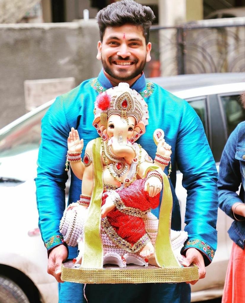 Mr_Exo45's tweet photo. Choose your Winner wisely @ColorsTV 

#VoteForShivThakare https://t.co/UFmMSwAeCZ