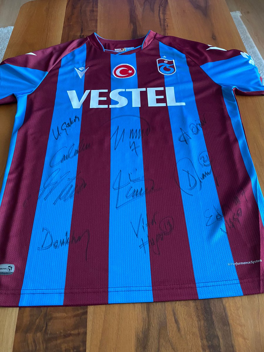 unalmalat's tweet photo. sevdiğim bir abimin hediyesi olan bu benim için çok değerli takım imzalı formayı biraz olsun yardımcı olabilmek için açık arttırmayla satıyorum.ahbap a bağışlanacaktır. @ahbap @haluklevent @zagortenay @ErtugrulDogan61 @ahmetagaoglu67 @Trabzonspor @OguzhanUgur @cakirugurcan96 https://t.co/4FE6UcP5Vc