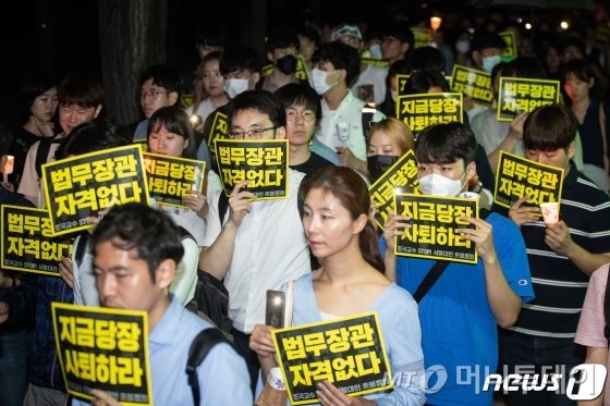 봉사 표창장 하나에 분노하며 촛불들던 서울대 개돼지들아,

'김건희 학력위조'에 분노 안하니?
'한동훈 딸 논문의혹'에 분노 안하니?
'윤석열 날리면'에 분노 안하니?

오직 조국가족한테만 분노하니?