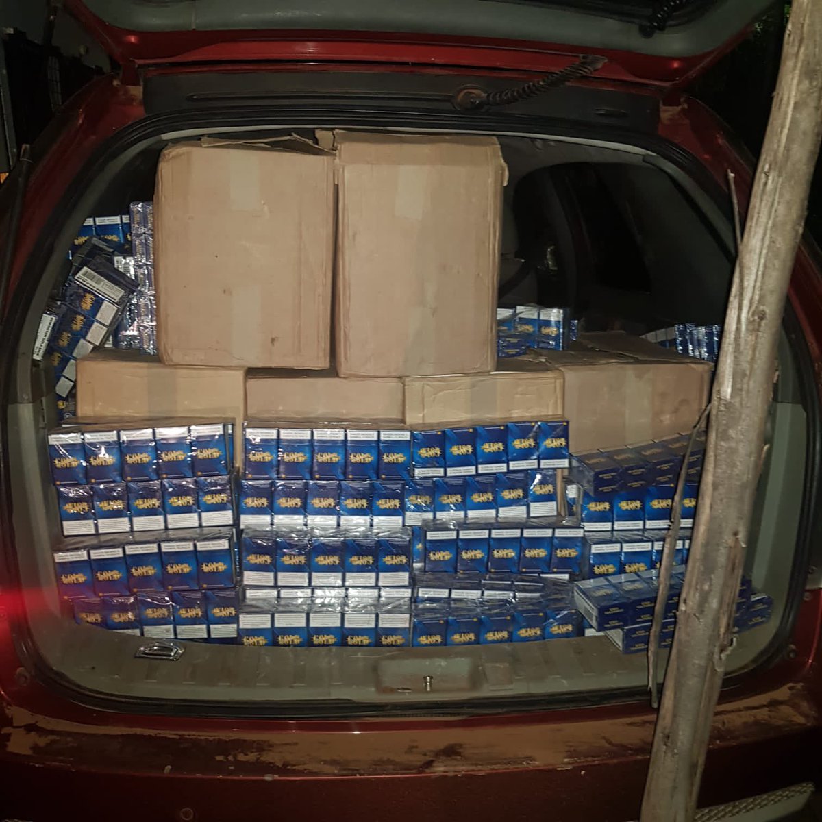 Abramjee's tweet image. 1/2 Ten vehicles used to smuggle illicit cigarettes from Zimbabwe to SA. The vehicles were driving in convoy on the N1 from Musina to Makhado, Limpopo. 
Police, acting on info, caught up with the vehicles along Piesanghoek Road. A high-speed chase followed. Five cars seized.