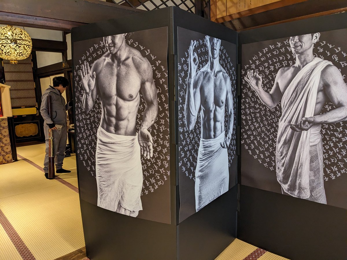 yora_mazareal's tweet photo. 友人のフォトグラファーが龍岸寺で開催している個展 #NYORAI に参加。
モデルさんの背景に後光のようにあるのは梵字で書かれた般若心経だそうです。
ありがたい。 https://t.co/nlFHA4tiXa