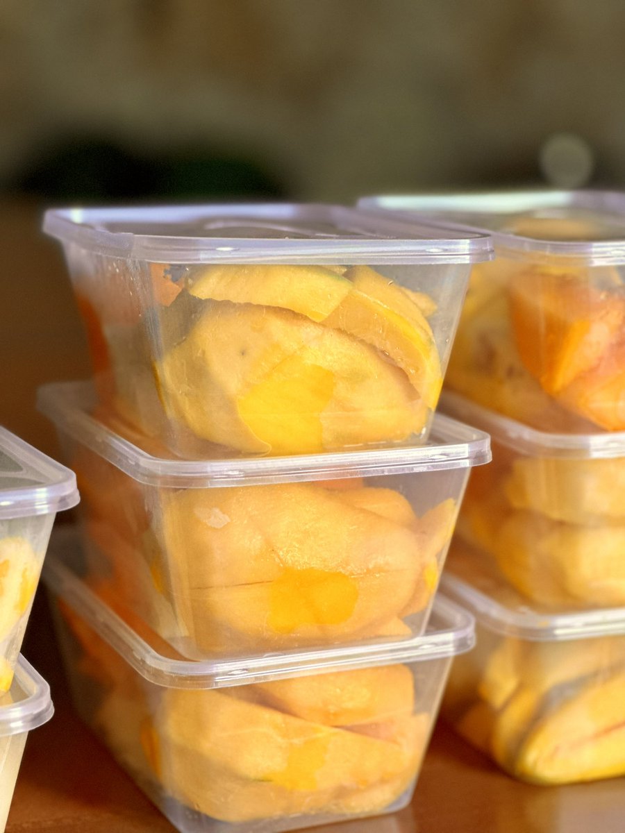 Oustadhpadre's tweet photo. 🥭🍍On vous a dit 5 fruits par jour pour rester en bonne santé.  Belle initiative de #Main_D_Or_Food à Moroni Philips ( Site Al watwan ). La boite de fruits est à 500 fc 😊 

Pour les intéressés voici leurs numéros 
🤳346 20 17 / 361 06 73 https://t.co/hJgS8Wf0tt