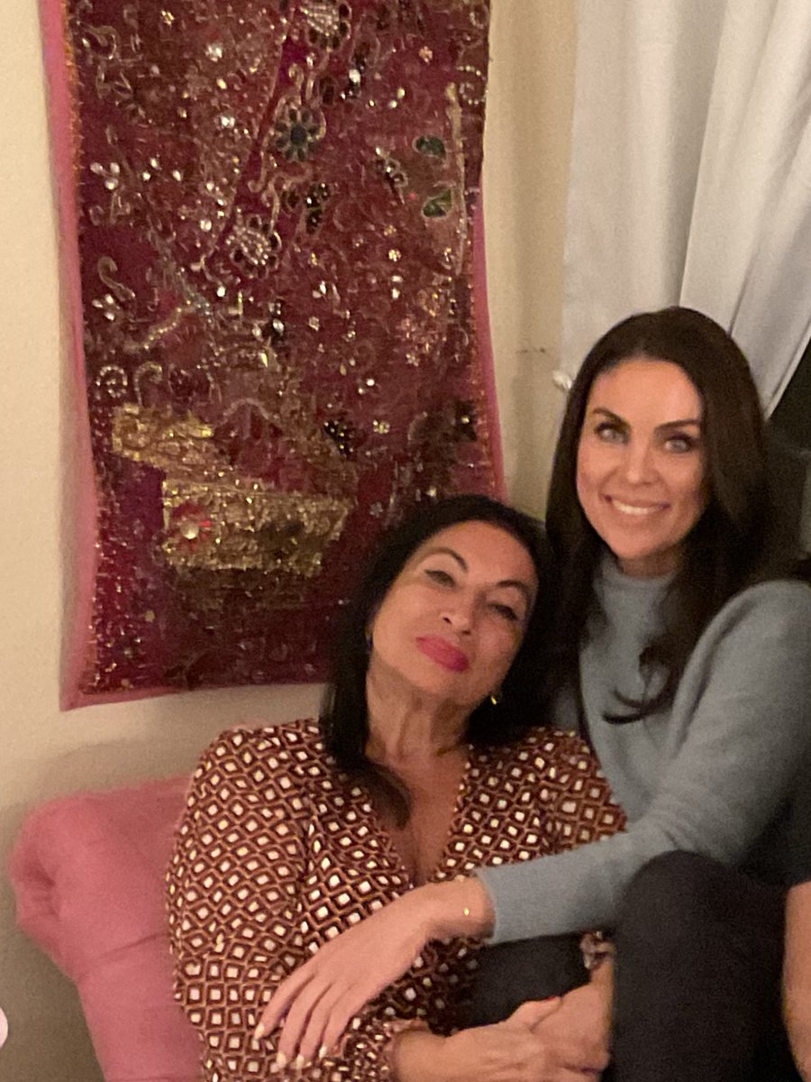 MamaBjorlin's tweet photo. Lucky me tonight my beautiful daughter Nadia after working all day visit me dinner with mama and her siblings , I cooked delicious Persian dinner ! ♥️😘💋Fary https://t.co/l86ZRWpw8V