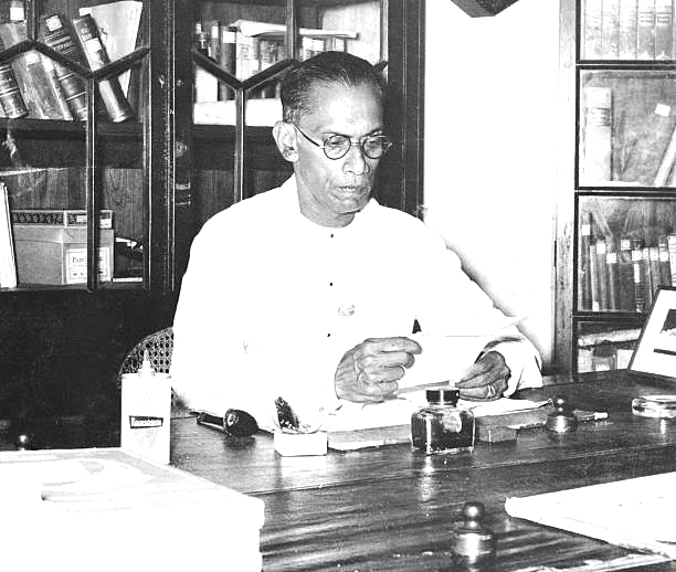 ItsYakin's tweet photo. SWRD Bandaranaike also promoted the race-religion divide within the Army &amp; Police after the election as PM under Apey Aanduwe. The serving IGP was ousted &amp; he brought in a Buddhist civil servant from outside because he did not want a Christian IGP https://t.co/Vte3RZBng3