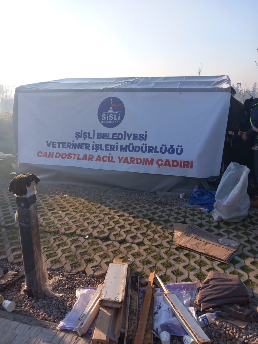 Şişli Belediyesi ANTAKYA nazım koka futbol sahası ile muhsin yazıcoğlu meydanı arasında kalan MİLLET BAHÇESİ içine VETERİNER İLK YARDIM VE SAĞLIK çadırı kurdu. İlaçlar mevcut. ULAŞTIRABİLEN HERKES DEĞERLENDİRSİN LÜTFEN VETERİNERLER ORADA 🍀