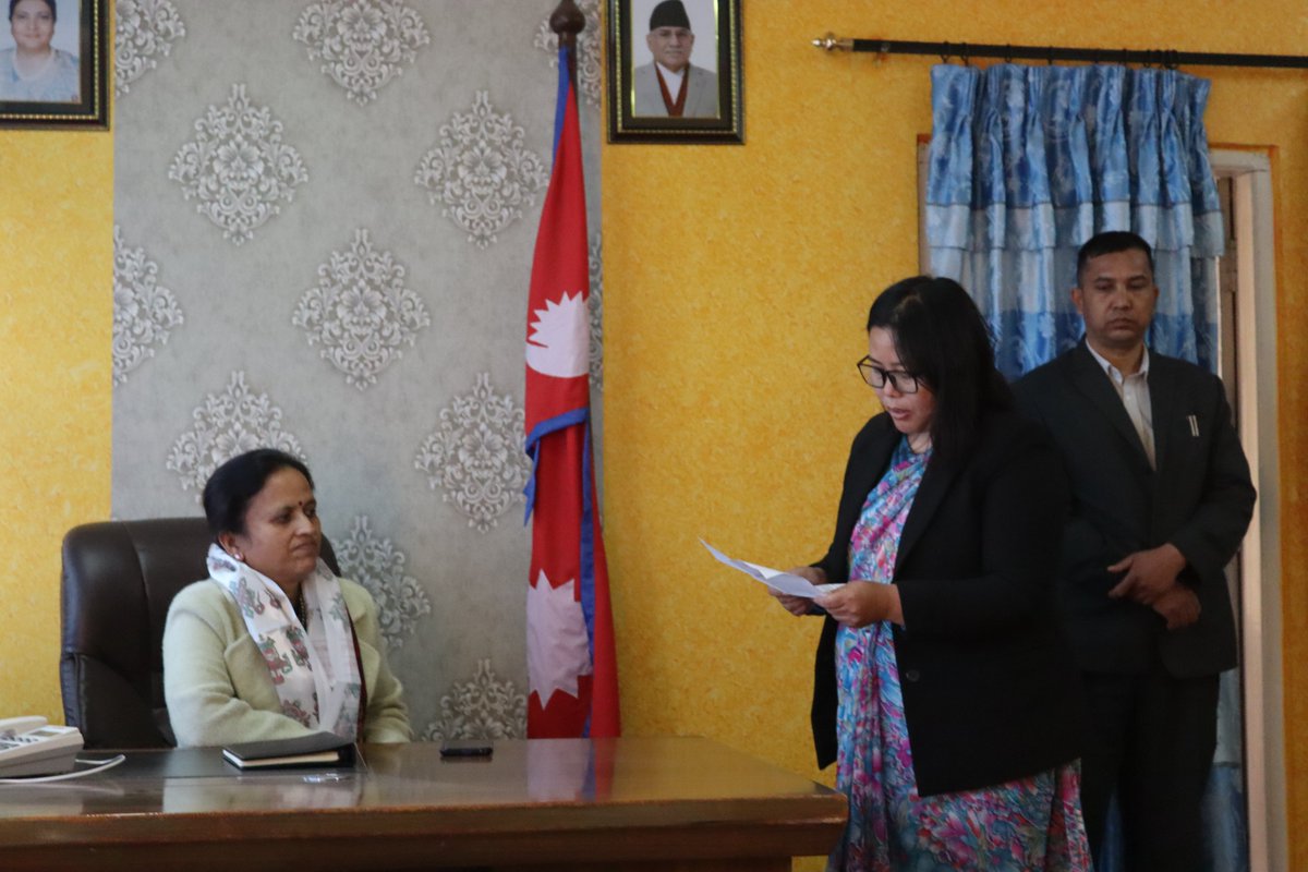 मिति : २०७९ / १० / २५ गते श्री माननीय मन्त्री रेखा शर्माज्यू, सँग सुचना तथा सञ्चार प्रविधि मन्त्रालय , सिंहदरबारमा भेटको अवसरमा खिचिएको तस्बिर । यो भेटमा महिलाको मुद्वालाई सञ्चार माध्यम मार्फत मूलप्रवाहिकरण गर्न के - के गर्न सकिन्छ भन्ने जस्ता बिषयमा गहनरुपमा छलफल भयो।