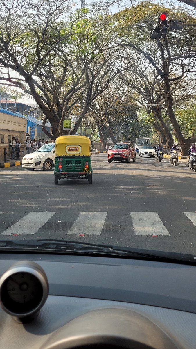 _anandmr's tweet photo. @btppubliceye Auto stopped beyond Stop link and then jumped red light. Electronic City, Near wipro Leamon tree junction, 8th Feb 9.22 AM https://t.co/68hwvGWkIT