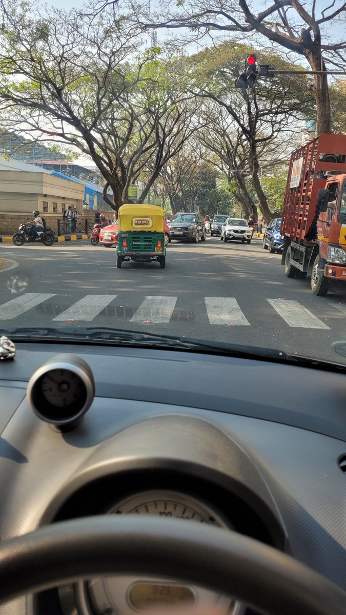 _anandmr's tweet photo. @btppubliceye Auto stopped beyond Stop link and then jumped red light. Electronic City, Near wipro Leamon tree junction, 8th Feb 9.22 AM https://t.co/68hwvGWkIT