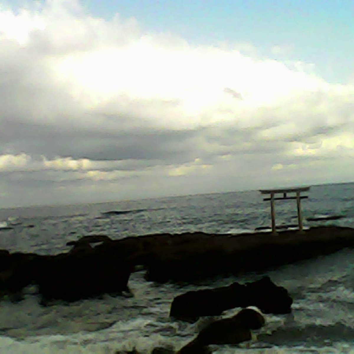 STA_thoughtless's tweet photo. 大洗磯前神社の神磯の鳥居。トイカメラで撮るとどことなくホラー感がありますね。
#PieniII #トイカメラ https://t.co/T2pYQzgyFy