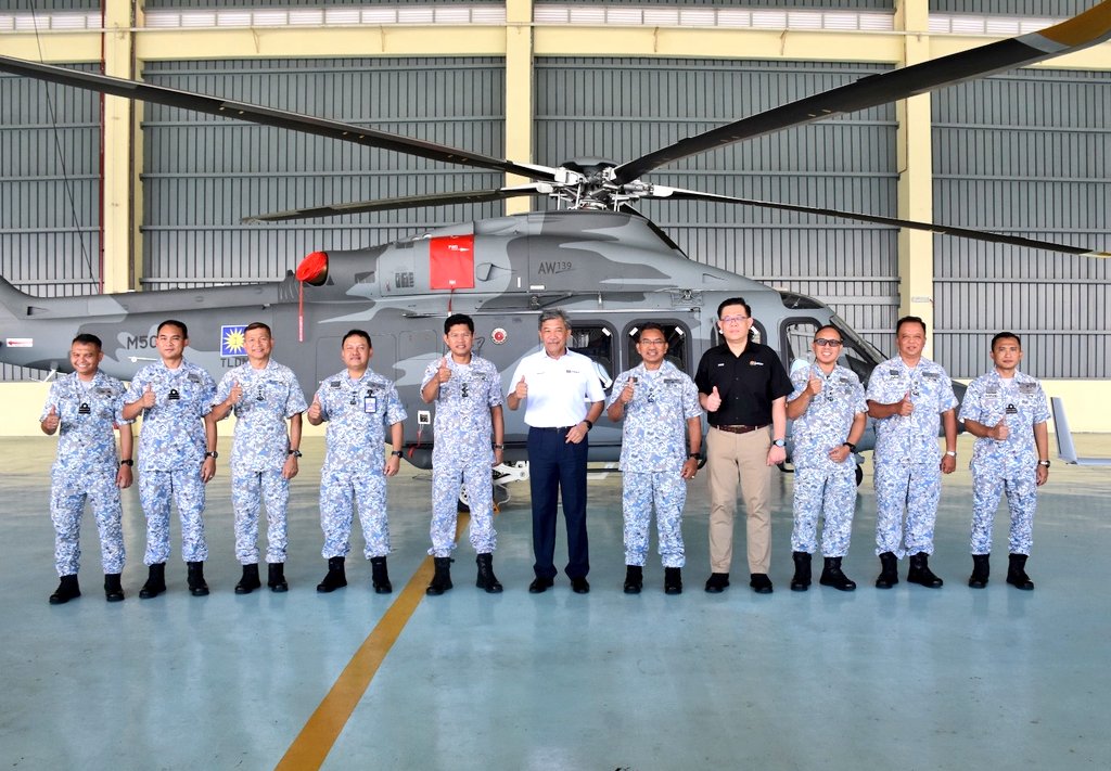 Pengawasan maritim.

Menteri Pertahanan, YB Dato' Seri Utama Hj <a href="/tokmatn9/">Mohamad Haji Hasan</a> turut melawat ke Stesen Udara Kota Kinabalu bagi melihat secara dekat aset udara TLDM, Helikopter Operasi Maritim AW139 dan UAS Scaneagle yg turut siapsiaga dalam operasi maritim TLDM.

#NavyNews