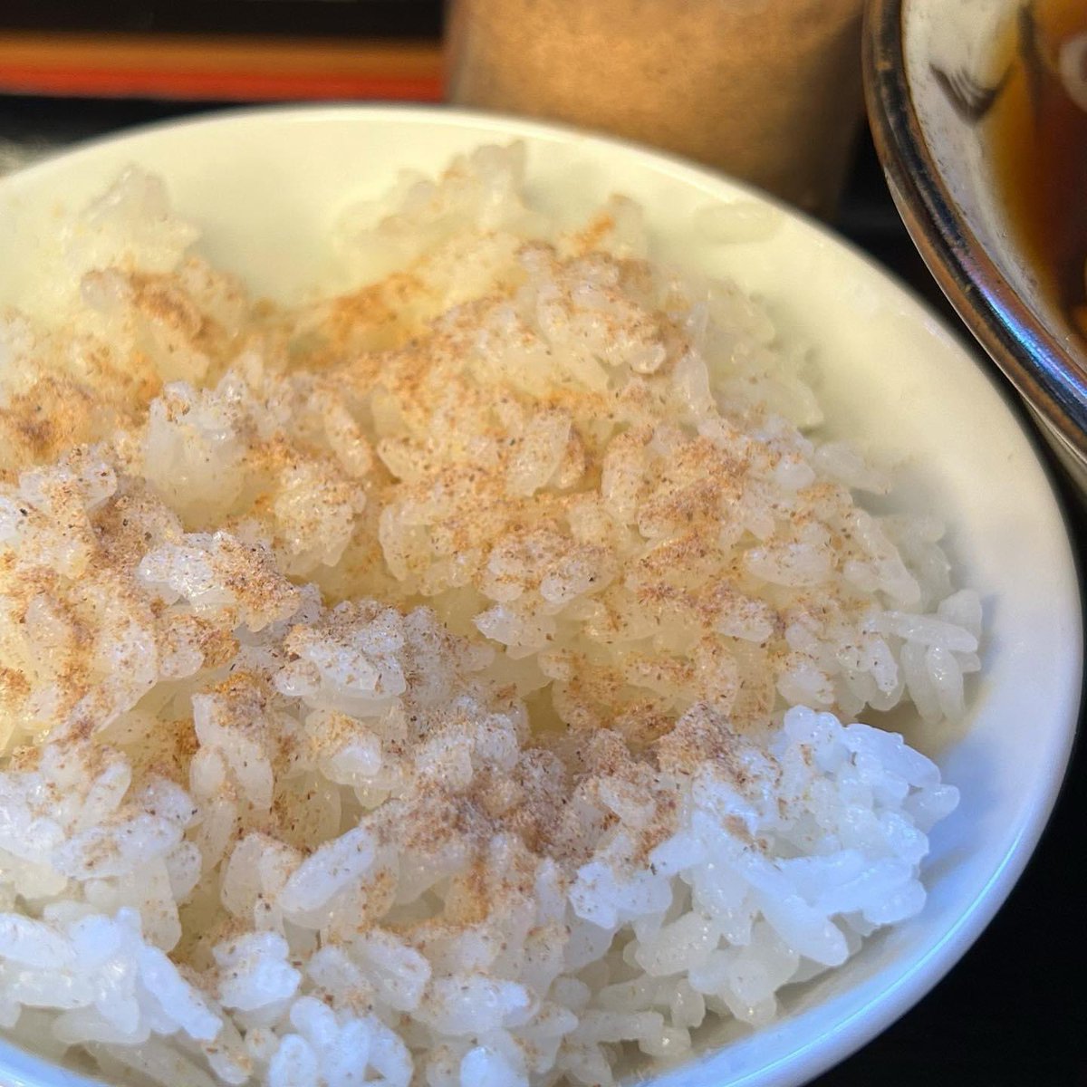 ucchi80's tweet photo. 本日のランチ♪ #そばよし神谷町店 にて「#かきあげそば」490円と「#おかかごはん（半ライス）」120円(^^) #かき揚げ天そば #粉かつお #そば #蕎麦 #そばランチ #蕎麦ランチ #そばよし #神谷町グルメ #鰹節問屋直営店 https://t.co/vudLR48jz2