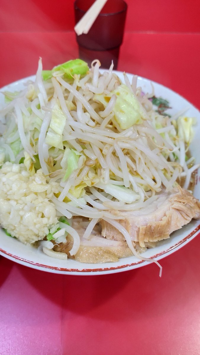 renorenoonde's tweet photo. ラーメン二郎札幌店☺️
久々にきたー🤭
ヤサイニンニクカラメ！
玉ねぎキムチのタマチも券売機でポチりました😉
感想言わなくても当たり前にうまいのわかるだろ✨
二郎は正義😋おいしくいただきました☺️
#ラーメン二郎  #札幌店 #タマチ
#おいしいお店 https://t.co/NWJ34tyn2L