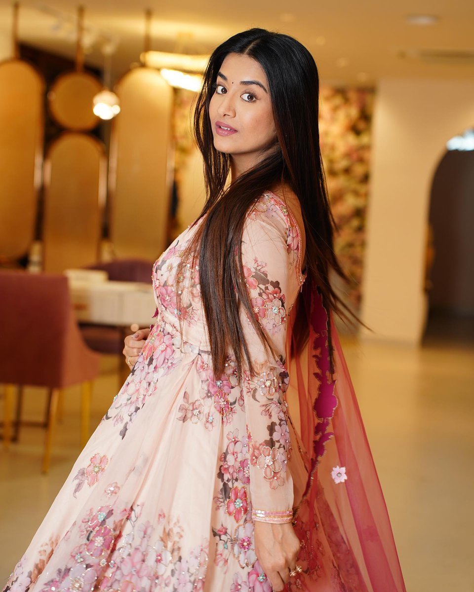 TeluguTrack's tweet photo. @Rashisinghreal 😍😘 beautiful stills ♥️
#RashiSingh https://t.co/WjNYGZ6C5E