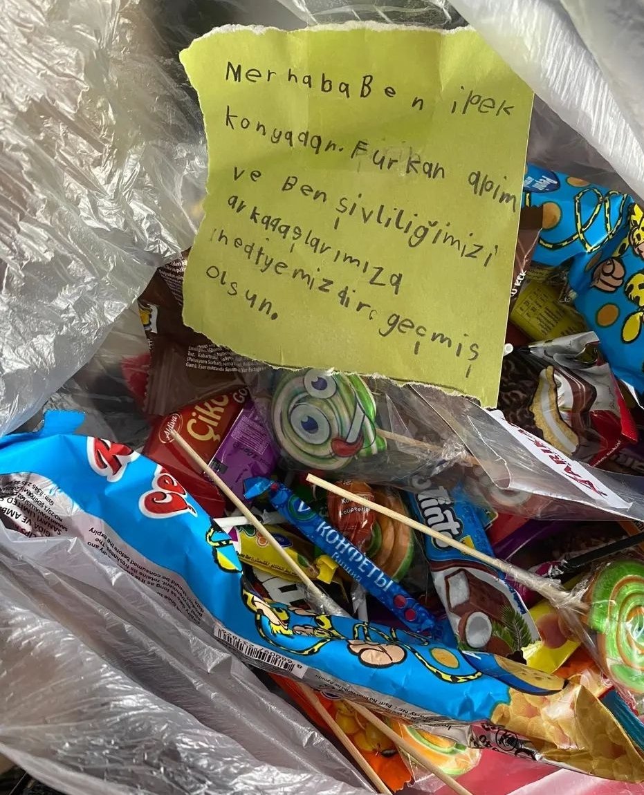 Topladığı şivlilikleri deprem bölgesine yollayan yavrumuz.. 💚