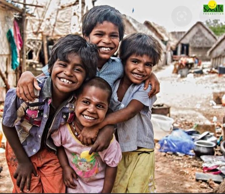 खुशियों का तालुक अगर सिर्फ  दौलत से होता तो कभी कोई गरीब नही मुस्कुराता..!