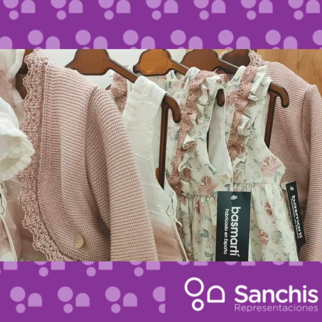 sanchisrepre's tweet photo. Colaboraciones que suman, como es la de las chaquetas de Marialex con los vestidos de @bas_marti

Chaquetas tintadas al tono de los vestidos, dándole a la prenda un toque especial. https://t.co/pp44smeOwm
