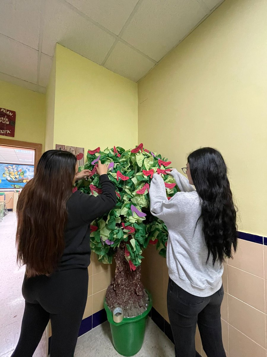 iesmonterroso's tweet photo. Nuestro alumnado del ciclo #APSD ha puesto para la toma de conciencia un árbol lleno de zapatos lilas que van cambiando a rojo por cada una de las mujeres víctimas de violencia de género, Por desgracia continuamente tienen que ir incorporando zapatos rojos. #ViolenciaDeGenero https://t.co/CmQVgBmEfO