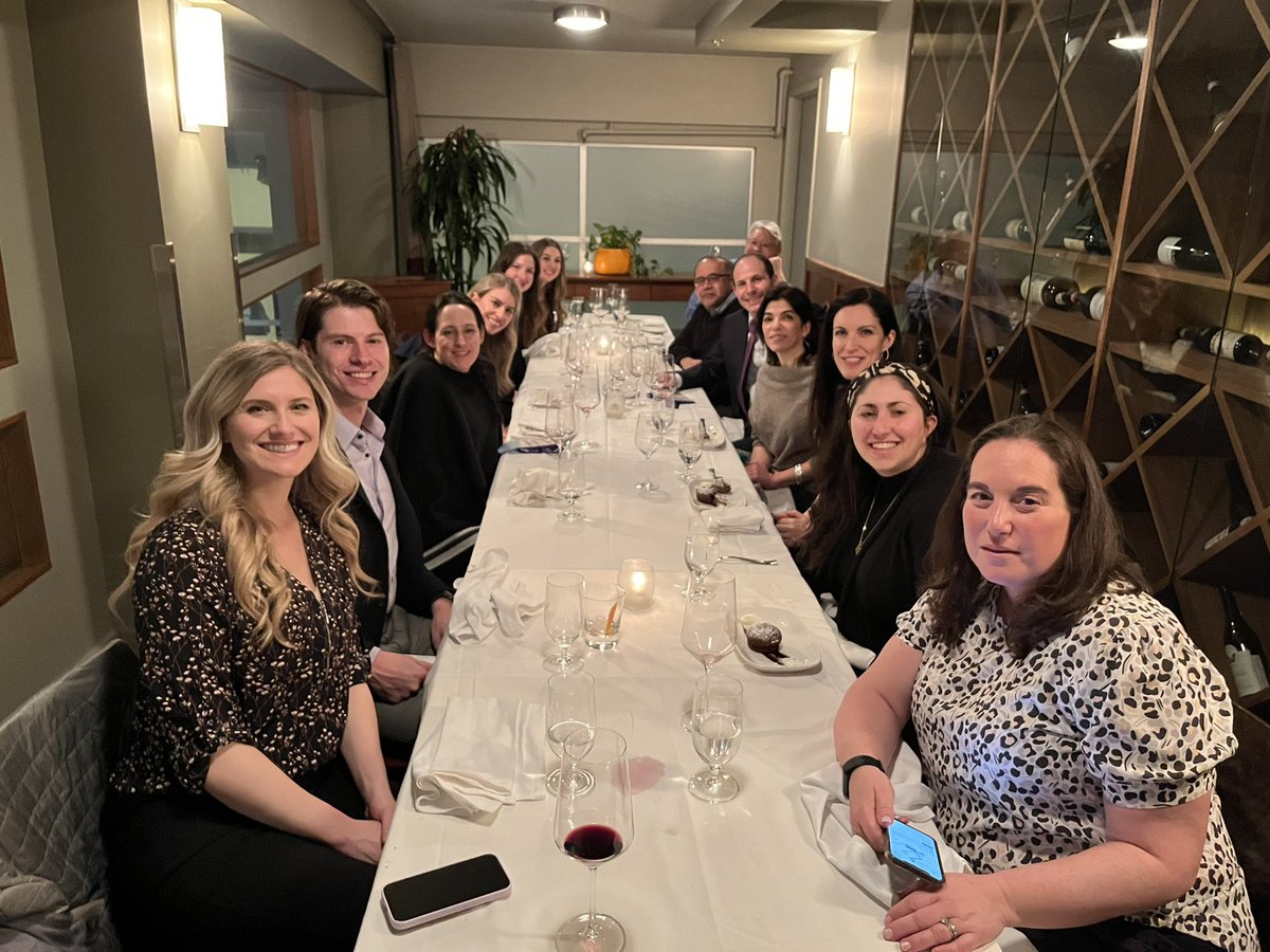 EmilyHolthausMD's tweet photo. I crashed the Cleveland Clinic dinner! The best 💚💙 #SMFM23 https://t.co/jwBN2kJiBf