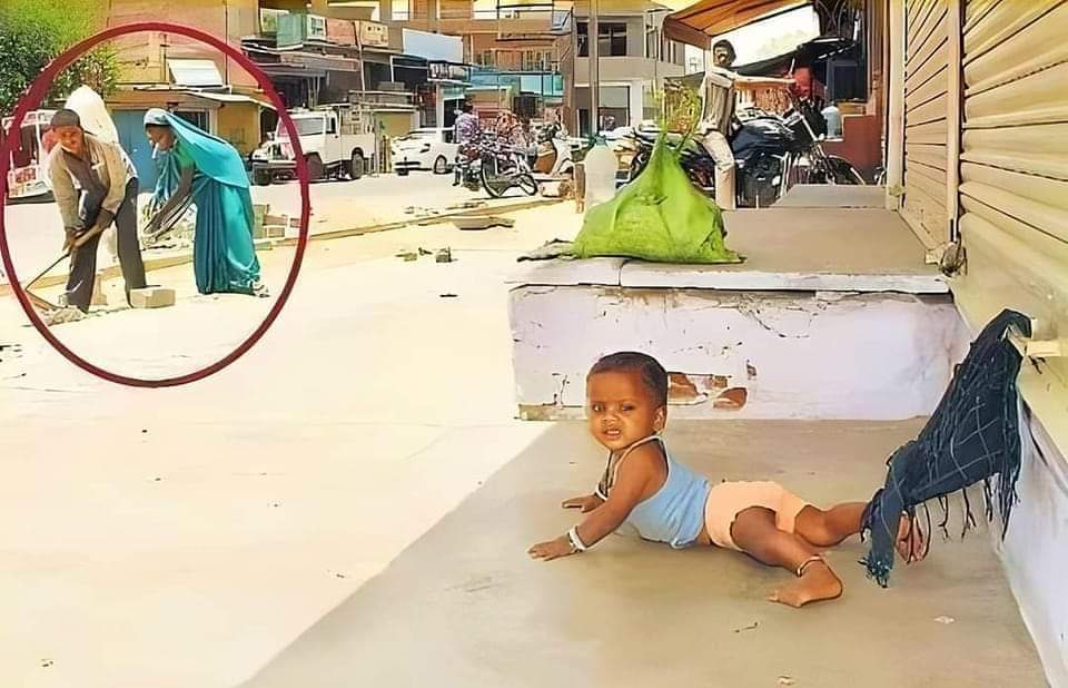 PintuPahadi's tweet photo. गरीबी, बेबसी, मजबूरी की बेहद दुःखद तस्वीर, एक तरफ वो लोग है जो देश को लूटकर खा रहे है दूसरी तरफ वो लोग है जो दो वक्त की रोटी के लिए कलेजे के टुकड़े को यूँ बांधकर कमा रहे है

क्या कहेंगे आप ऐसी बेबसी गरीबी और मजबूरी किसी को भी ना मिले

@ravishndtv @PintuPahadi https://t.co/WJ8sTMDTQr