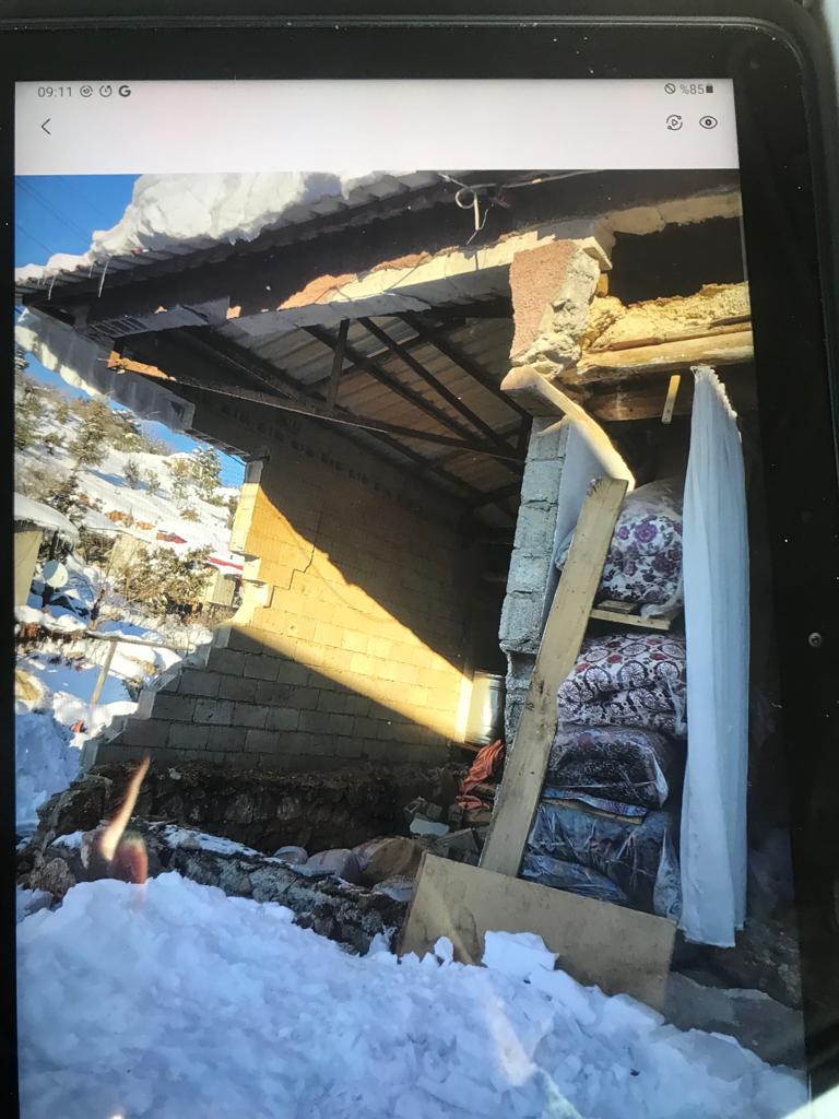 bulunmaktadır. Kalacak yerleri yok kendilerine ufacık bir yer çevirmişler, şehir merkezinde kar olmamasına rağmen bu köyde benim dizime kadar kar geliyor çok soğuk çok acil yardım gelmesi gerekiyor #AFAD #afaddeprem #marasdepremi #BÜYÜKNACARKÖYÜ