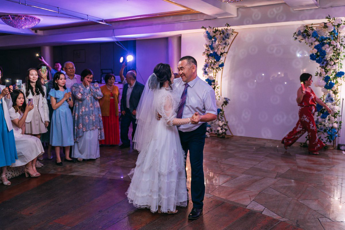 matvva_ue's tweet photo. перемерила кучу платьев, именно этот выбрала как точно моё 🤩 цвет платья ближе к бежевому) а второе, это платье мамы, в ней я станцевала медленный танец с отцом 🥰 https://t.co/cOhnTUJscC