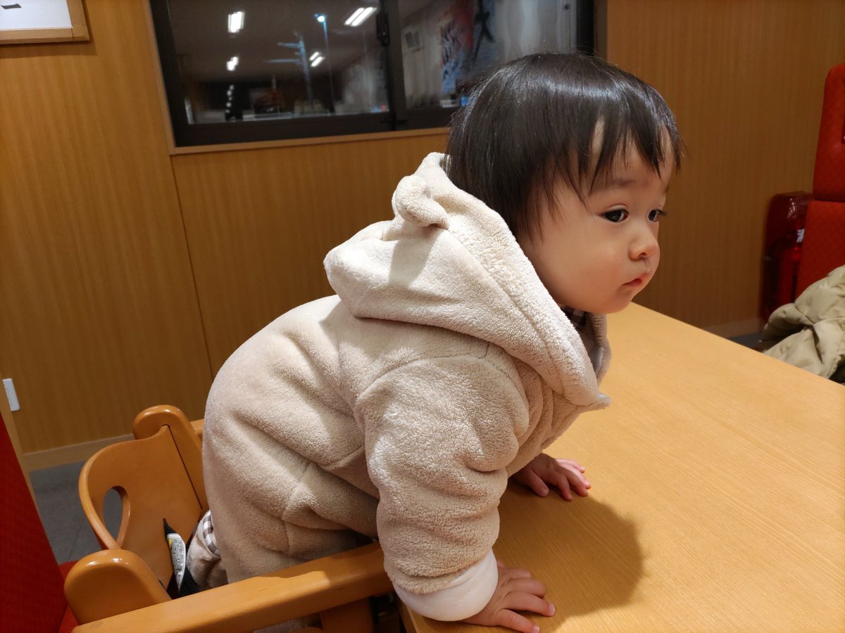 こんにち羊ーございます🐏
最近の息子はとにかくじっとして
いられない👶
家でも外でも子供用の椅子に座ると
5分もしないうちにこの有り様💦
そしてもうすぐ1歳半健診👨‍⚕
今からドキドキしてます💓