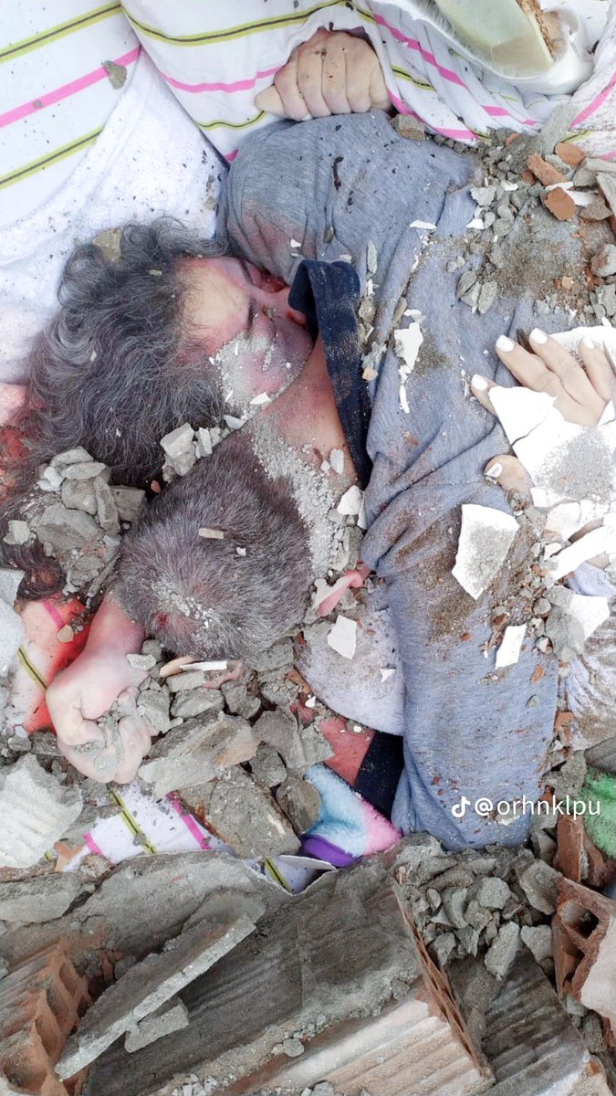 Korumak için sarılmış ve bir daha bırakmamış.

Ahmet Hakan
Suriyeliler
Fuat Oktay
Yazıklar
#ShowTv 
Yunanistan
Murat Bardakçı
 #OguzhanUgur