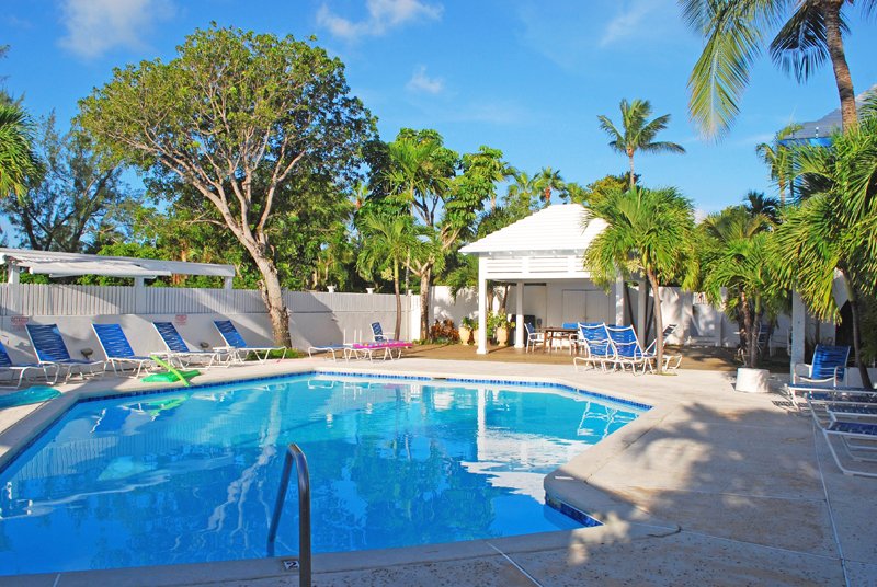 ParaBeachClub's tweet photo. Our #beachfrontvillas were thoughtfully #designed with our #guests in mind and can #accommodate up to 6 persons. Each of our 44 #villas offers 980 square feet of #relaxing and #comfortable #island-inspired #living and are located on the #ground or 2nd-floor #levels. https://t.co/eQQbAfM1Qu