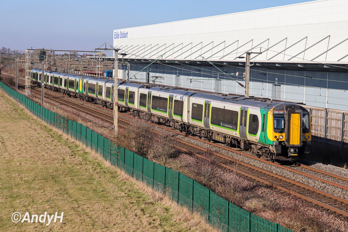holtona72's tweet photo. It's #ThreefiftyThursday for a change this week & sees @LNRailway 350260 passing the distribution warehouses at DIRFT on a Euston bound service. #WCML #LNWR #UnitPhottersUnite 7/2/23 https://t.co/Tnx4KDWItE