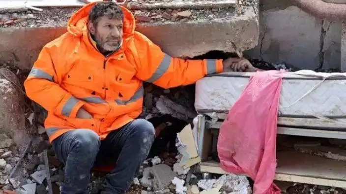 unsalunlu's tweet photo. Bu sabahki gündem yayınım "Biz birbirimizin elini tuttuk, siz yoktunuz!" https://t.co/IhZiOBtuHq 'de ve #Spotify 'da.
Fotoğraf: @AdemAltan3 (AFP)
Yayınlara destek olmak için: https://t.co/jSKDWZs1eG https://t.co/tavoEf7XxZ