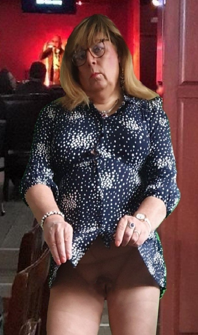 ElaSiebert's tweet photo. Für die einen ist es eine lange Bluse,  für andere ein verdammt kurzes Kleidchen.
Da wir ja alle sparen sollen, habe ich schon mal angefangen, auf unnötigen Stoff zu verzichten und dazu auch noch auf den Slip verzichtet. 🤣
Bin ich jetzt ein Vorbild????😂 https://t.co/Ag69dsluMh