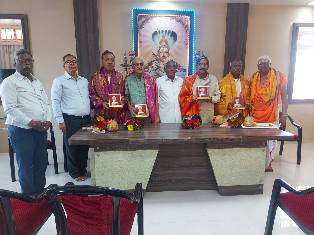 ಸೊಲ್ಲಾಪುರ ಪೂಜ್ಯ ಶ್ರೀ ಸಿದ್ದರಾಮೇಶ್ವರ ಮಹಾಸ್ವಾಮೀಜಿಯವರ ದರ್ಶನ ಪಡೆಯಲಾಯಿತು.