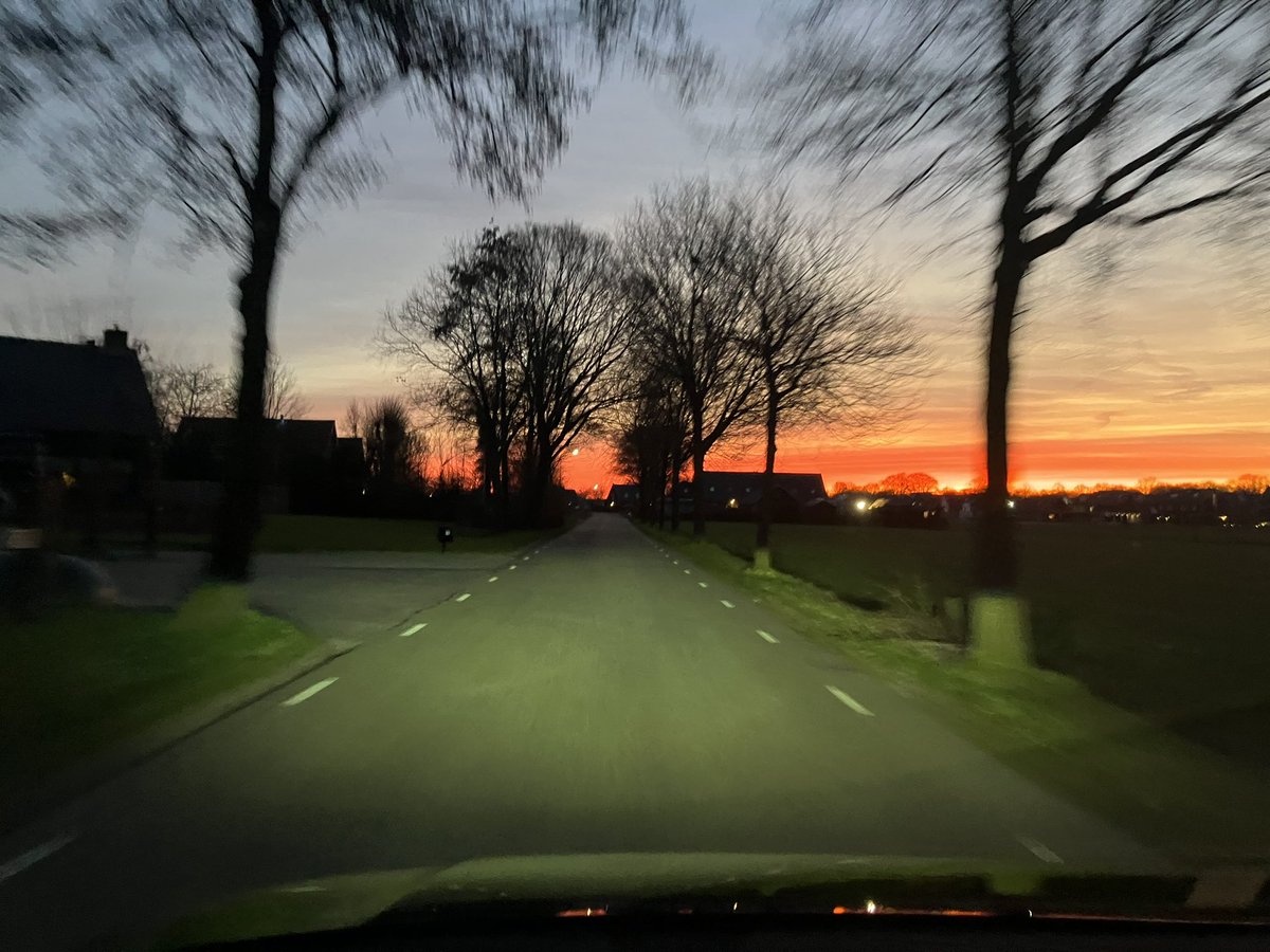 Ochtend rood water in de sloot