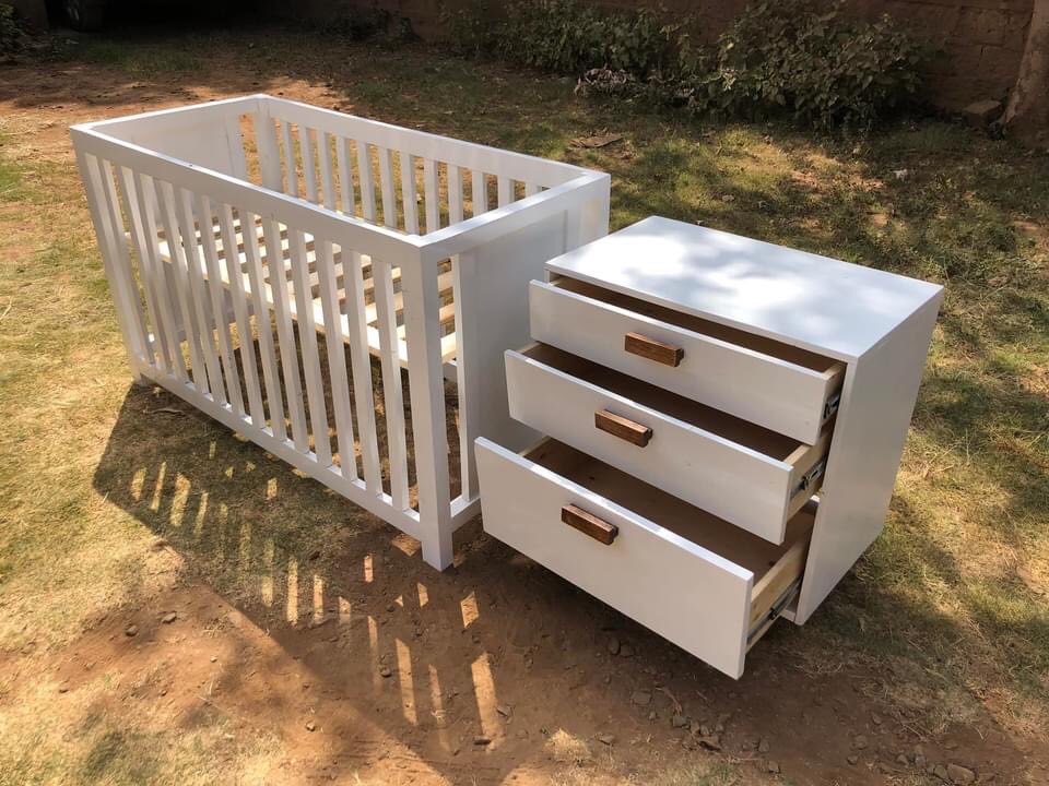 lialijoseph's tweet photo. Perfect for your baby nursery. Adding onto the richness owing to the white and dark-oak contrast is the stylishly slanted drawer faces.

#crib
#chestofdrawers

#Ask_And_It_Shall_Be_Carved

#LiaLi’s
#Carving_Smiles https://t.co/11xnazIZhg