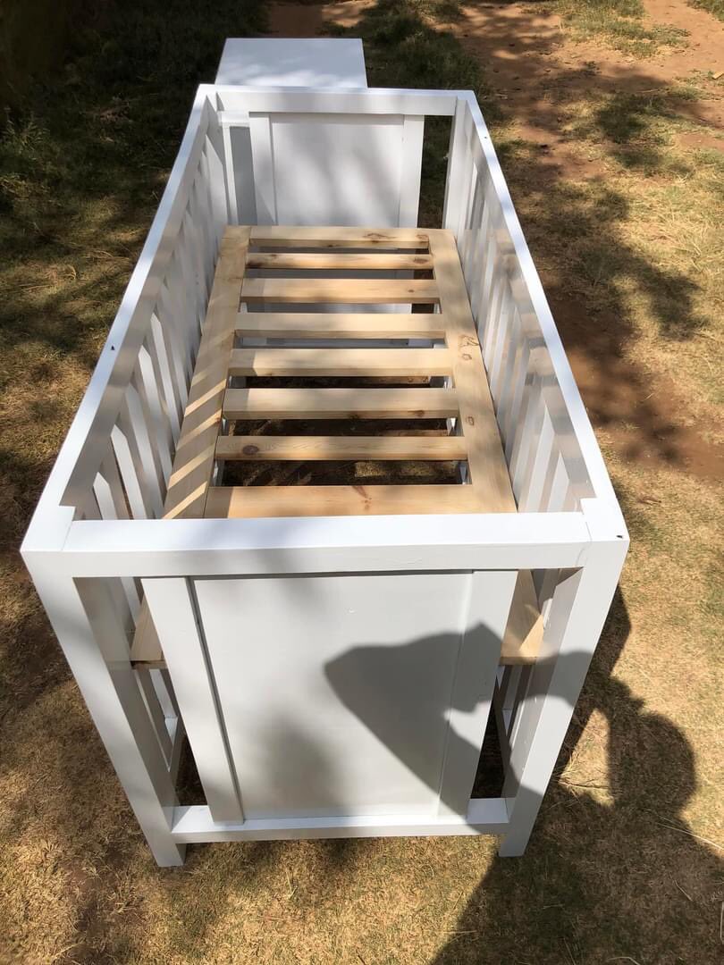 lialijoseph's tweet photo. Perfect for your baby nursery. Adding onto the richness owing to the white and dark-oak contrast is the stylishly slanted drawer faces.

#crib
#chestofdrawers

#Ask_And_It_Shall_Be_Carved

#LiaLi’s
#Carving_Smiles https://t.co/11xnazIZhg