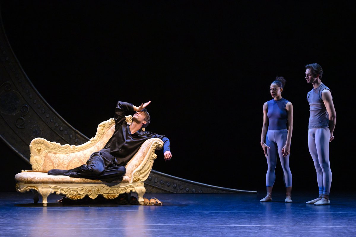 𝗝𝗲 𝗹𝗲𝗲𝗳𝘁 𝘇𝗼𝗹𝗮𝗻𝗴 𝗷𝗲 𝗱𝗮𝗻𝘀𝘁 De eerste beelden van de voorstelling over balletlegende Rudolf Nureyev met o.a. @Jan_Kooijman zijn binnen! Ziet dit er niet schitterend uit? ✨ Goed nieuws: de kaarten staan op je te wachten op onze website. Tot a.s. zaterdag 11 feb!