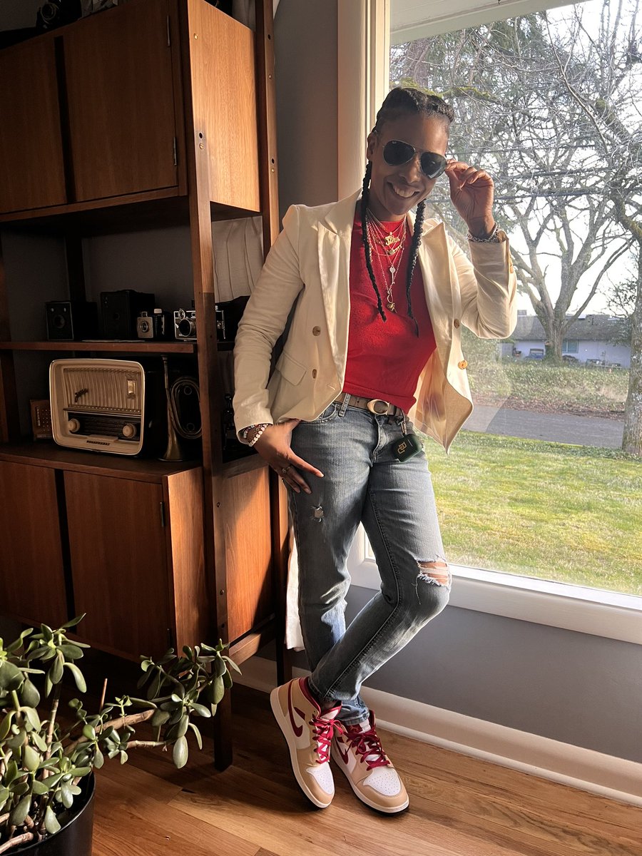 BrownWarrens's tweet image. Walked into a 4th grade classroom to drop off a poster and when I walked out they all came out yelling “you look so nice today!” I just 🖤🖤 my babies! #NewJs #Matching #1️⃣stYearPrincipal🚌🔥🚌