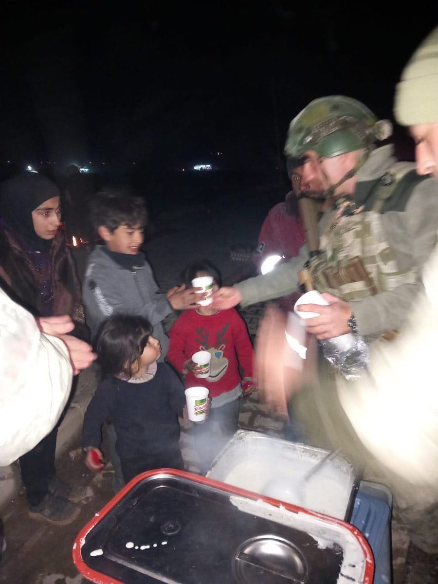 Dayanışma Vakti...🇹🇷

Daima milletinin emrinde olan Mehmetçiklerimiz, gece boyunca olduğu gibi bu gün de deprem bölgelerinde vatandaşlarımıza sıcak yemek dağıtımına aralıksız devam ediyor.