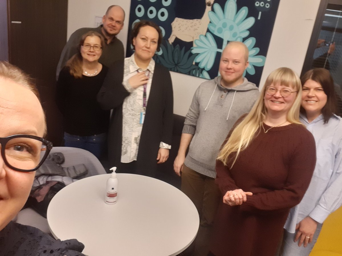 susanneheik's tweet photo. Liki-hankkeen ohjausryhmä kokoontui  kuulemaan ajankohtaisia asioita mm. ruokajonoihin jalkautumisista. Kela mukana aktiivisena kumppanina. @KelaFpa Lue lisää hankkeesta Tampereen seurakuntien sivuilta  👉  https://t.co/FaqaN3n5Lf https://t.co/qdFZm08Lcl