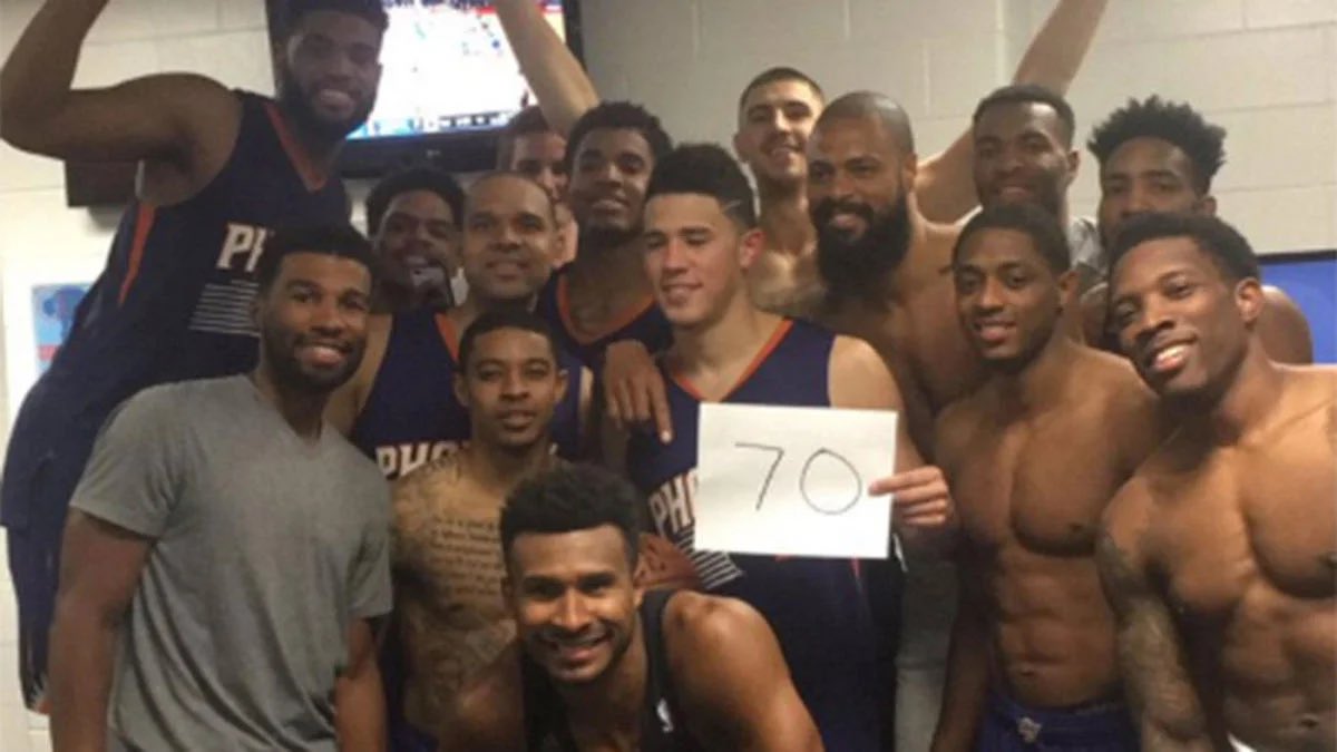 AZSportsZone's tweet photo. Book &amp; Warren reunited. 

How many players from this team are currently still in the NBA? 

Hint: you can count it on one hand… and even be missing a finger or two and still have room. https://t.co/luHpaAFQDo