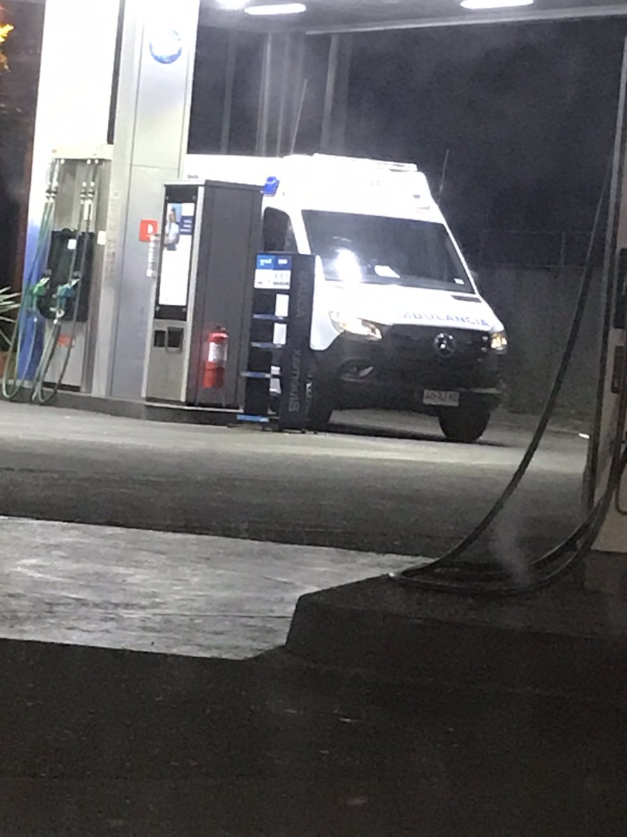 R30TCO's tweet photo. Son las 4 de la mañana llega una ambulancia llega a recargar combustible a la Copec de av. Alemania de Temuco y no aparase los bomberos esto a ocurrido varias veces en las noches @RNEAraucania @biobio @copec_cl https://t.co/tSTRdRJhP5