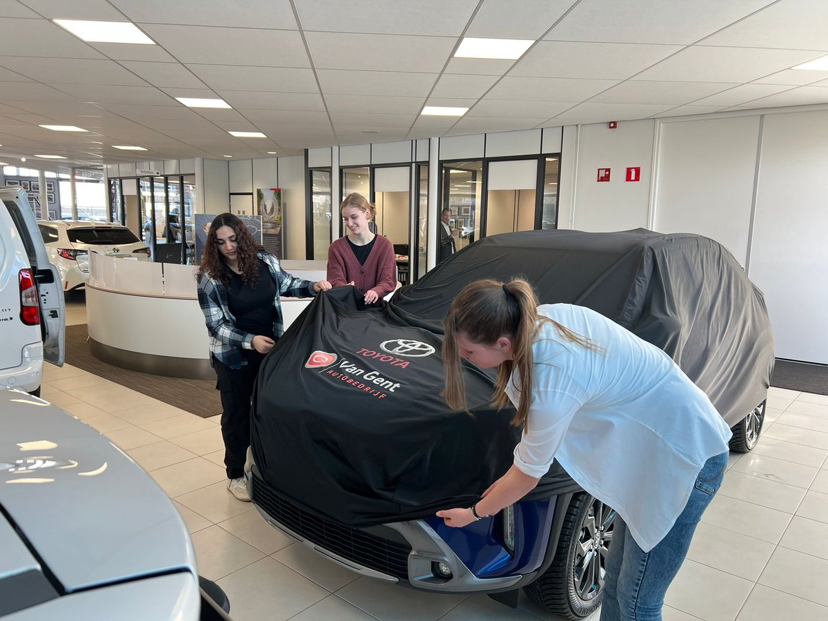 ToyotavanGent's tweet photo. Dinsdag was het  #jongerenbedrijvendag in #veenendaal. Leuk om de leerlingen kennis te laten maken met een bedrijf als het onze. En dat betekent: handen uit de mouwen! Dank aan de organisatie en leerlingen 👍🏻 https://t.co/uBaTon6wcG