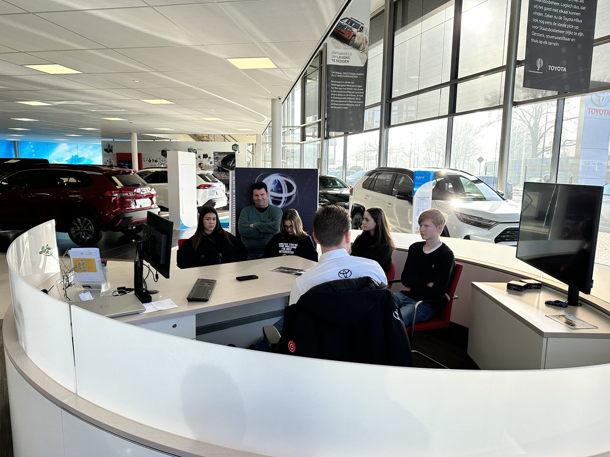 Dinsdag was het  #jongerenbedrijvendag in #veenendaal. Leuk om de leerlingen kennis te laten maken met een bedrijf als het onze. En dat betekent: handen uit de mouwen! Dank aan de organisatie en leerlingen 👍🏻