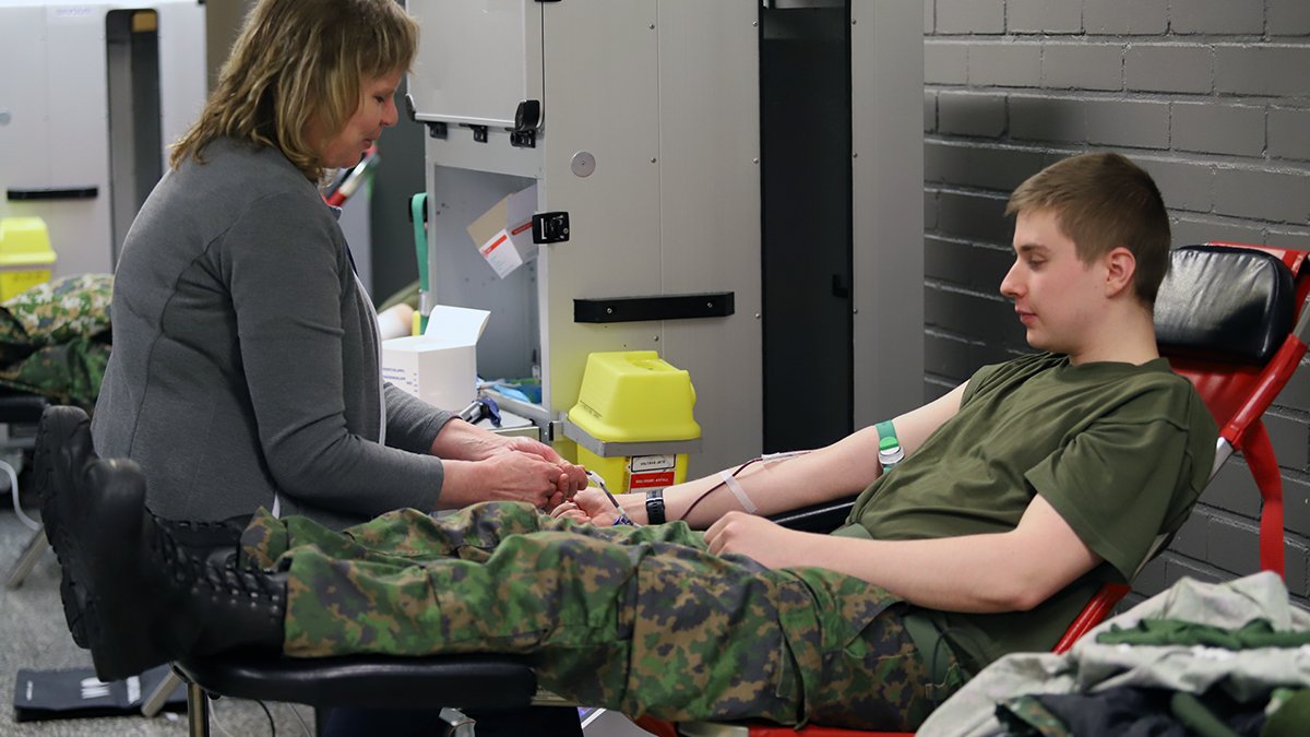 KainuunPR's tweet photo. Tällä viikolla varusmiehillemme on tarjottu eväitä intin jälkeiseen elämään: Sotilaskodissa oli tarjolla tietoa opiskelutarjonnasta eri aloilta. Lisäksi halukkaat luovuttivat verta #SPR:n veripalvelulle. Teemapäivät järjesti Varusmiestoimikunta.

#kaipr #maavoimat #vmtk https://t.co/OqetyGZzQL