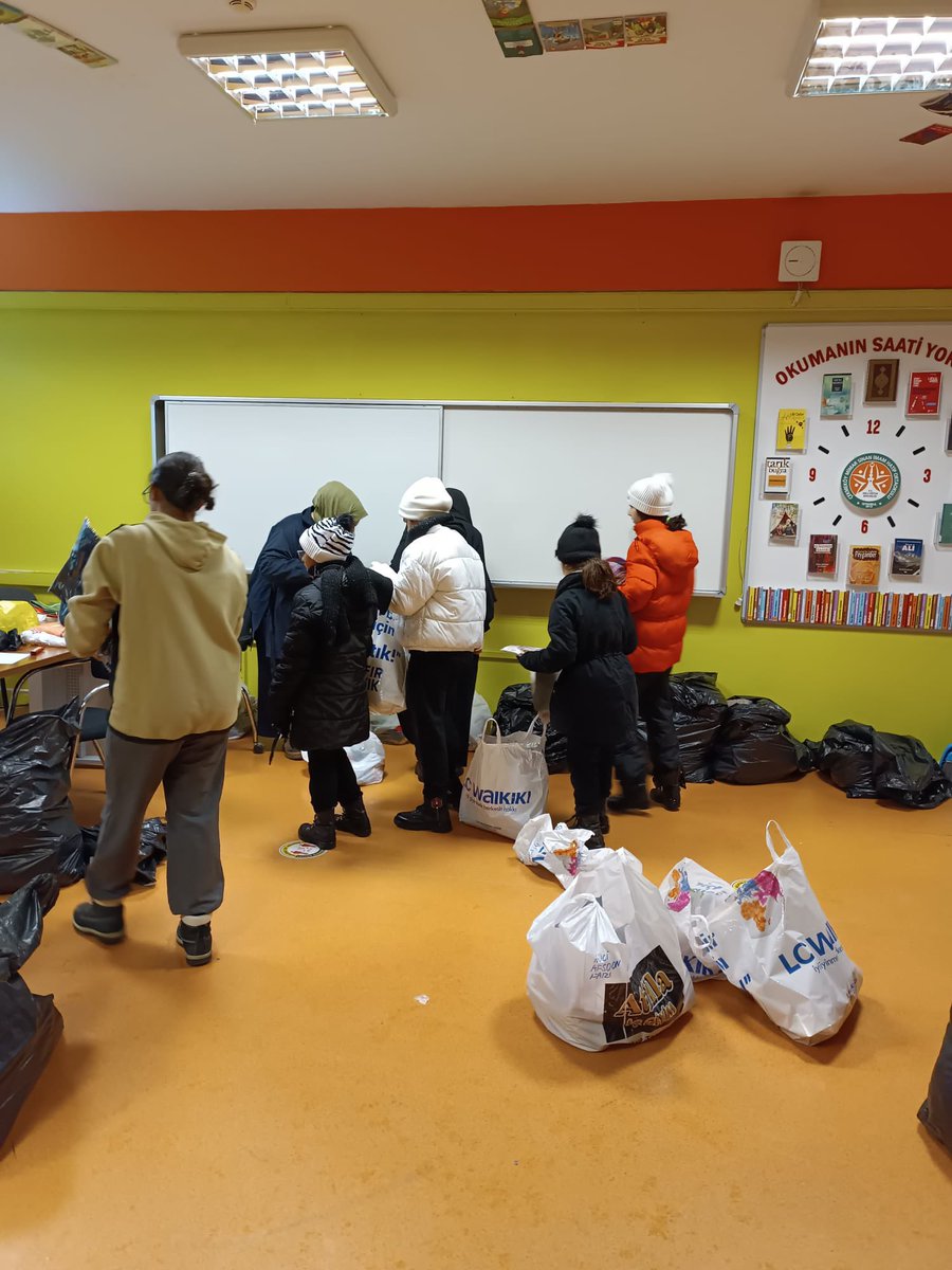 🔴 Afetzede kardeşlerimize gönderilmek üzere çocuklarımızla birlikte hazırlıklarımızı yaptık..